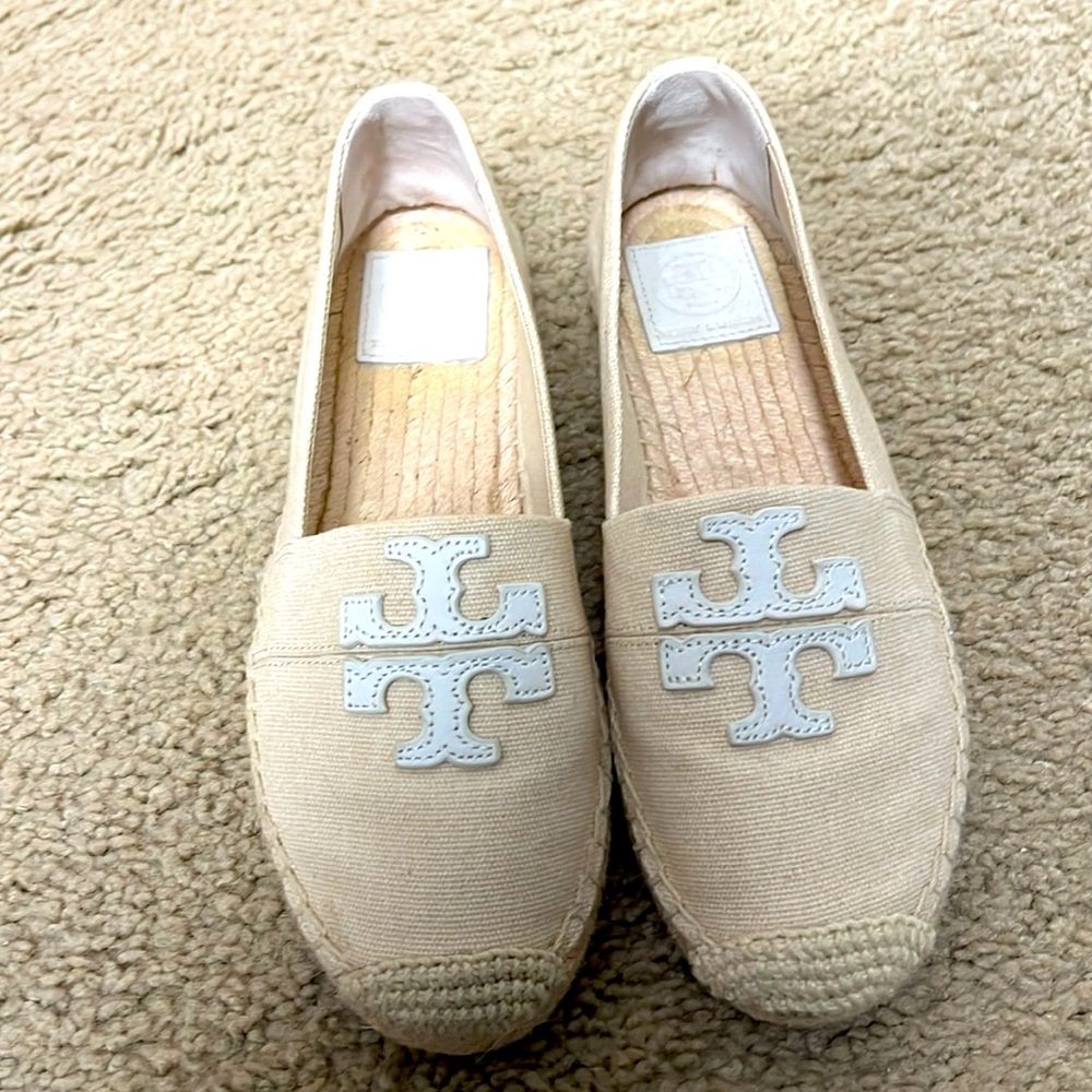 Tory Burch flat shoes. Perfect for the summer! Size 6.5